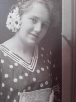 Lány gyertyával az ablakban- Ábrahám István(1903-) miskolci fotográfus kép, fotó, fénykép,fotográfia