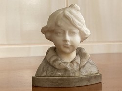 Kisméretű női arckép szobrocska