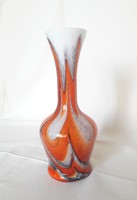 Formába fújt, anyagában színezett üveg váza, narancs fekete fehér minta, muránói, jelzetlen