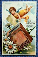 Antik dombornyomott Újévi üdvözlő litho képeslap angyalka borítékkal postaládánál margaréta