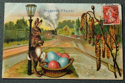 Antik dombornyomott Húsvéti üdvözlő képeslap nyúl lámpaoszlopnak támaszkodva vonatra vár tojásokkal