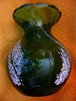 Fodros szájú, bordás, zöld, pelyhes művészi váza