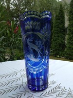 Három oldalán gravirozott, vadász jelenetes, csiszolt kék kristály váza
