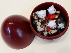 Art deco porcelán cica zenekar és kutya közönsége 80 éve összezárva egy bakelit húsvéti tojásban