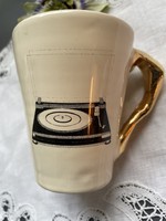 Ceramic mug marked with a record player with an interesting ear solution
