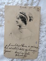 Antik fotólap/képeslap, elegáns hölgy kígyó formájú nyakékkel 1901