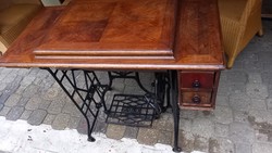 Antik fiókos elrejthetős Gritzner varrógép.kis asztal. Öntöttvas láb