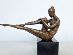 Modern akt szobor, ülő pózban-25 cm , bronz, márvány