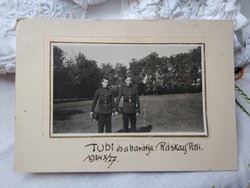 Antik keményhátú nevesített fotó, fiatal fiúk katonai egyenruhában 1934