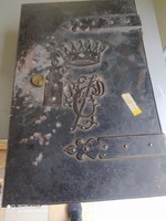 Wall vault, end of the 19th century, with a noble coat of arms. Auctioned with Bav.