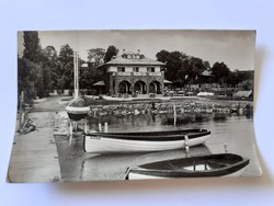 Régi képeslap 1957 Balatonalmádi csónak móló levelezőlap