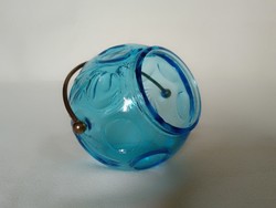 Különleges formájú, szép türkiz kék öntött üveg díszedényke, réz füllel, apróságok tárolására