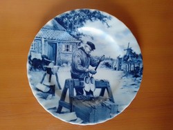 Kék fehér festett holland delfti porcelán fali tányér, fapapucs készítő, életkép, jelzett, hibátlan