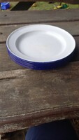 Zománcos tányérok fehér kék csíkos