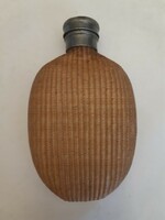 Jelzett E. D. Depose antik rattannal bevont flaska laposüveg italos üveg