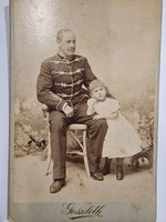 Antik karton fotó, katona gyermekkel 1897. Goszleth István fényképész
