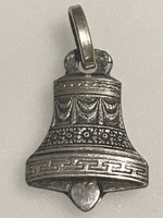 Ezüst medál cizellált harang formában, 2,2 x 1,5 cm
