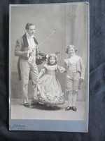 Cca. 1890 FOTÓ FOTÓGRÁFIA FÉNYKÉP MŰTERMI JELZETT KEMÉNYHÁTÚ O - MAGYAR MONARCHIA ZENÉSZ + CSALÁD