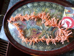 44 cm-es , világos , korallágacskákból álló nyaklánc , szép állapotban .