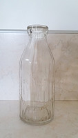 Régi tejes üveg bordás falú gólya mintás tejesüveg