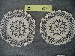 Pair of laces crocheted with sophisticated thin thread 17 cm in diameter with 8 leaf shapes in the middle