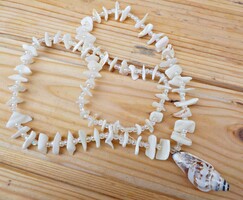 Kagylóhéjból készült nyaklánc csiga medállal