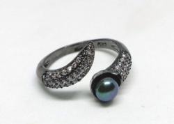 Black Gold Filled, zöld tenyésztett gyöngyös és CZ kristályos gyűrű