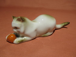 Zsolnay labdás cica, macska