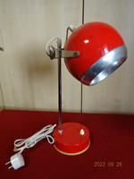 Piros fém asztali lámpa. Gyártója: Szarvas. Vanneki! Jókai.