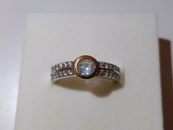 Csupa csillogás ródiumozott ezüstgyűrű, aranyozott foglalásban, kék cirkón kővel (54-es)