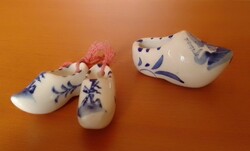 Kék-fehér kézzel festett jelzett holland mázas mini porcelán cipő papucsok facipők, másfél pár