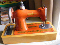 Toy sewing machine