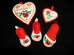 5 Heart and slipper-shaped pincushions embroidered with a matyo pattern on felt material, size in the picture