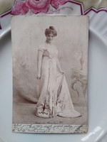 Antik hosszúcímzéses szecessziós képeslap/üdvözlőlap elegáns hölgy estélyi ruhában 1901