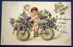 Antik  dombornyomott arannyal préselt Újévi üdvözlő litho képeslap angyalka kerékpáron ibolyával