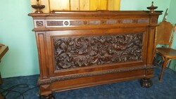 Neo-Renaissance walnut wood bed