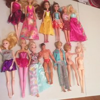 13 Barbie baba