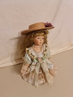 Régi Ülő porcelán baba, kalappal, 38 cm