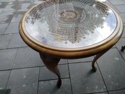 Coffee table round with glass top