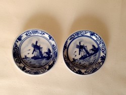 Két kék-fehér régi delfti holland mázas mini porcelán tányér, tálka, falidísz, szélmalom, jelzett