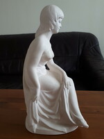 Kelemen Kristóf szobra: Ülő női alak