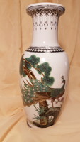 Kínai, szerencsehozó pávás, 25 cm magas porcelán váza