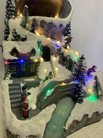 Hatalmas karácsonyi dioráma , hegyi jelenet, karácsonyi város falu