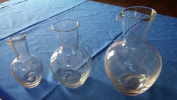 Három különböző méretű üveg borkiöntő, a kicsi 2 dl-es hitelesített