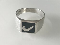 Ezüst gyűrű Nike jellel, 3,8 g