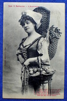Antik  Bergeret fotó képeslap  hölgy gyümölcs és gombakosárral Ősz