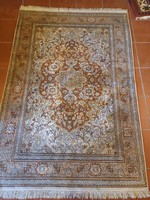 186 x 125 cm kézi csomózású selyem Kasmir szőnyeg eladó