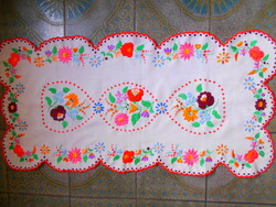 Tablecloth embroidered with a Kalocsa pattern, 80 cm x 38 cm