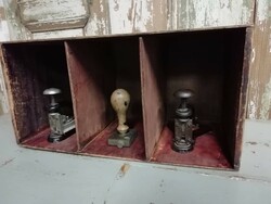 Studium tűzőgépek, 2 darab és egy régi pecsét, fa dobozban egyben, installációként, most LEÁRAZVA!!!