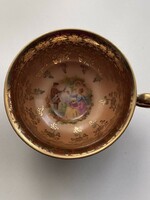 Gyűjteménybe való jelenetes dúsan aranyozott porcelán csésze.